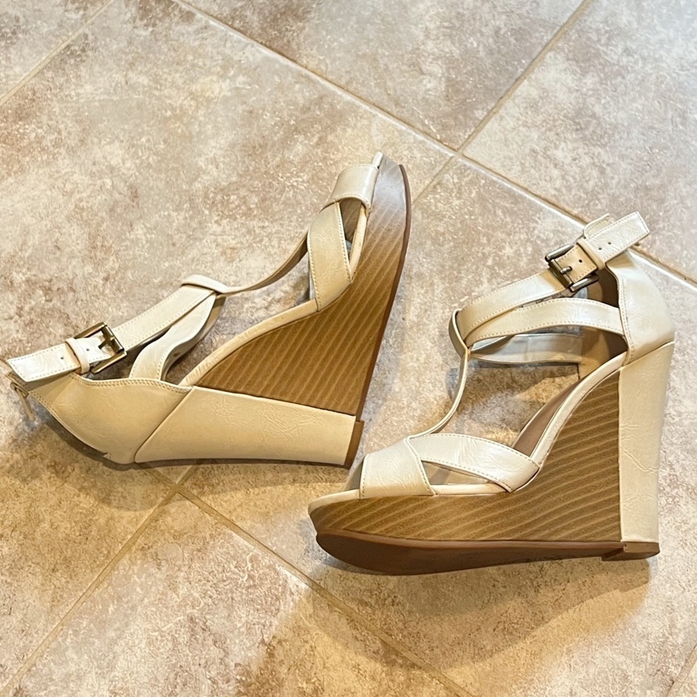 Elle Ivory Brie platform t strap wedge sandals size 9
